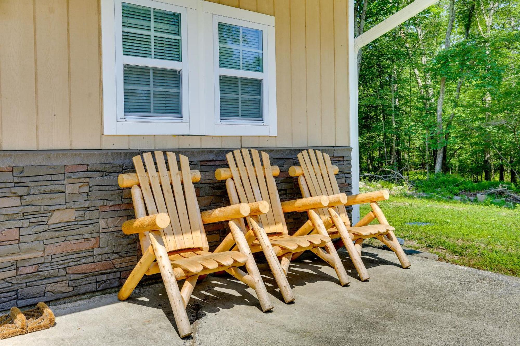 Secluded Poconos Cabin With Fire Pit On 75 Acres! East Stroudsburg Buitenkant foto