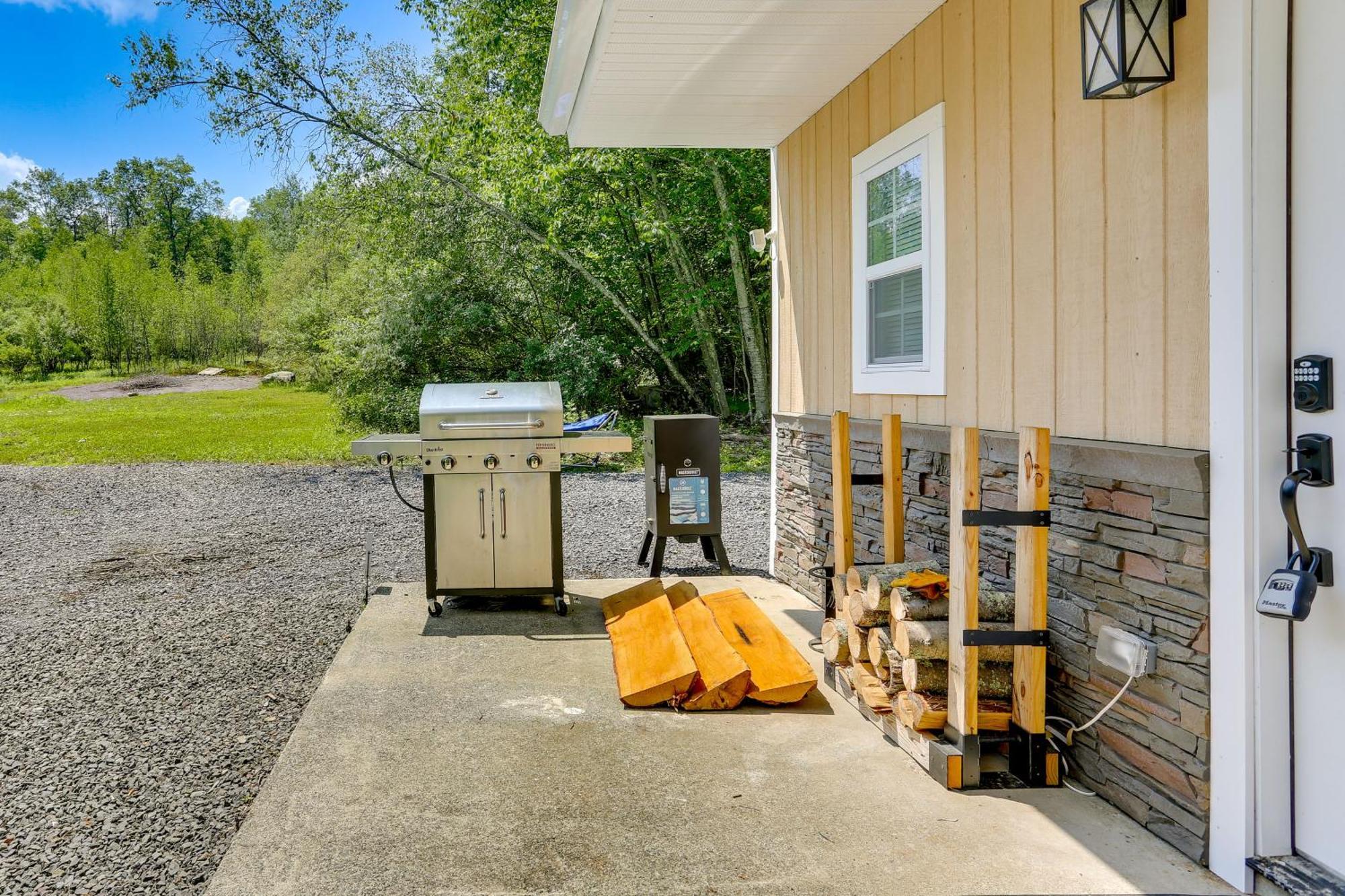 Secluded Poconos Cabin With Fire Pit On 75 Acres! East Stroudsburg Buitenkant foto